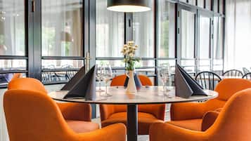 Der serveres morgenmad, aftensmad og lokale retter