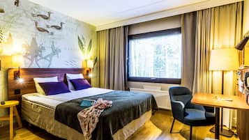 Familiekamer | Een bureau, verduisterende gordijnen, een strijkplank/strijkijzer