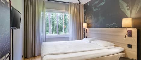 Rum - 1 queensize-säng | Skrivbord, mörkläggningsgardiner och strykjärn/strykbräda