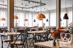 供应早餐和晚餐，地方菜