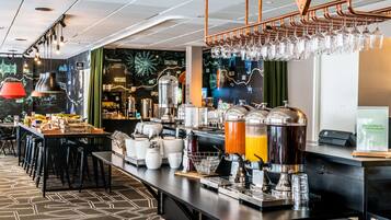 Dagelijks ontbijtbuffet (SEK 179 per persoon)