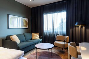 Minibar, safe på rommet, skrivebord og barnesenger (inkludert)