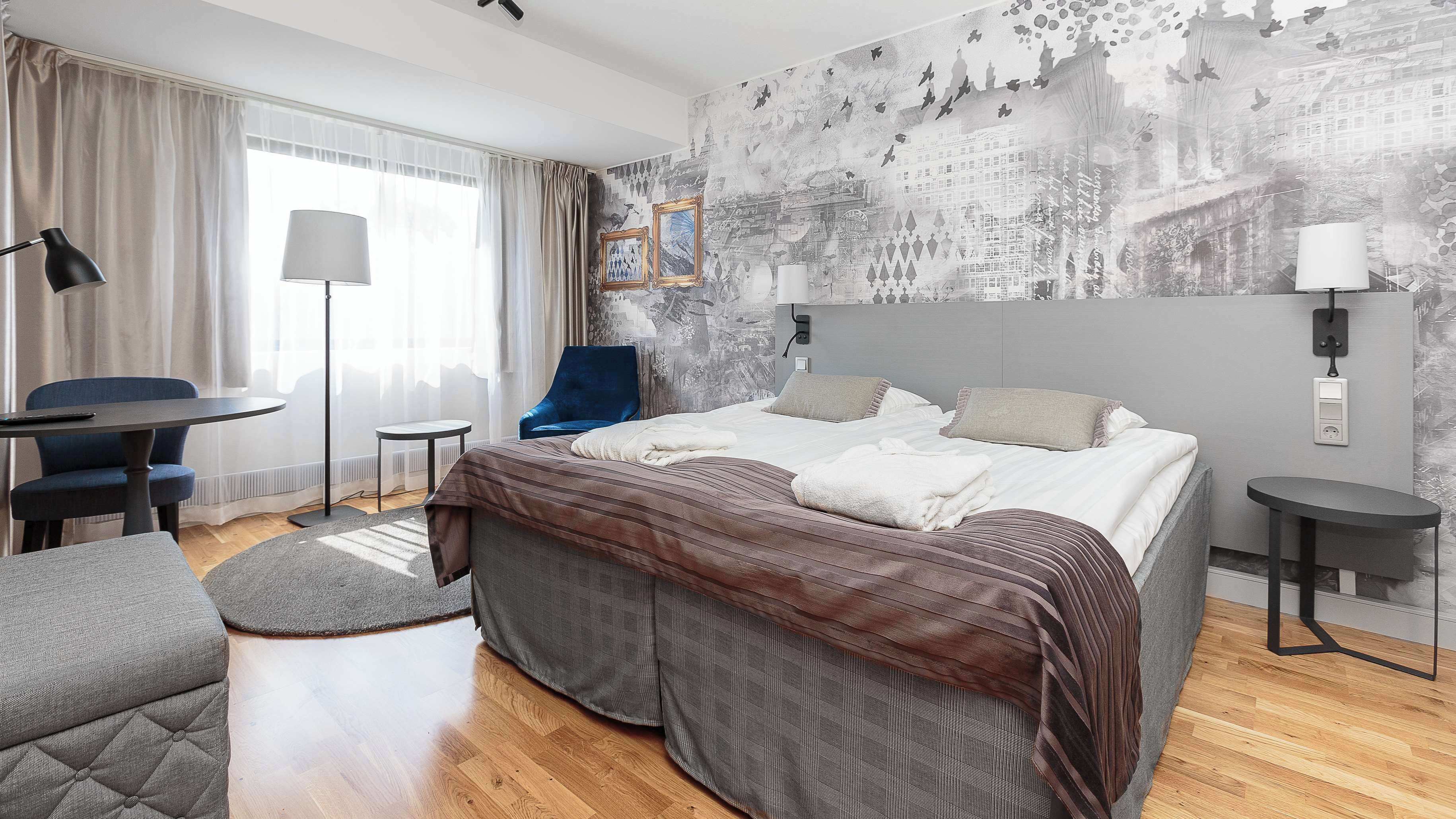 Junior-sviitti | Minibaari, tallelokero huoneessa, työpöytä, ilmaiset vauvansängyt