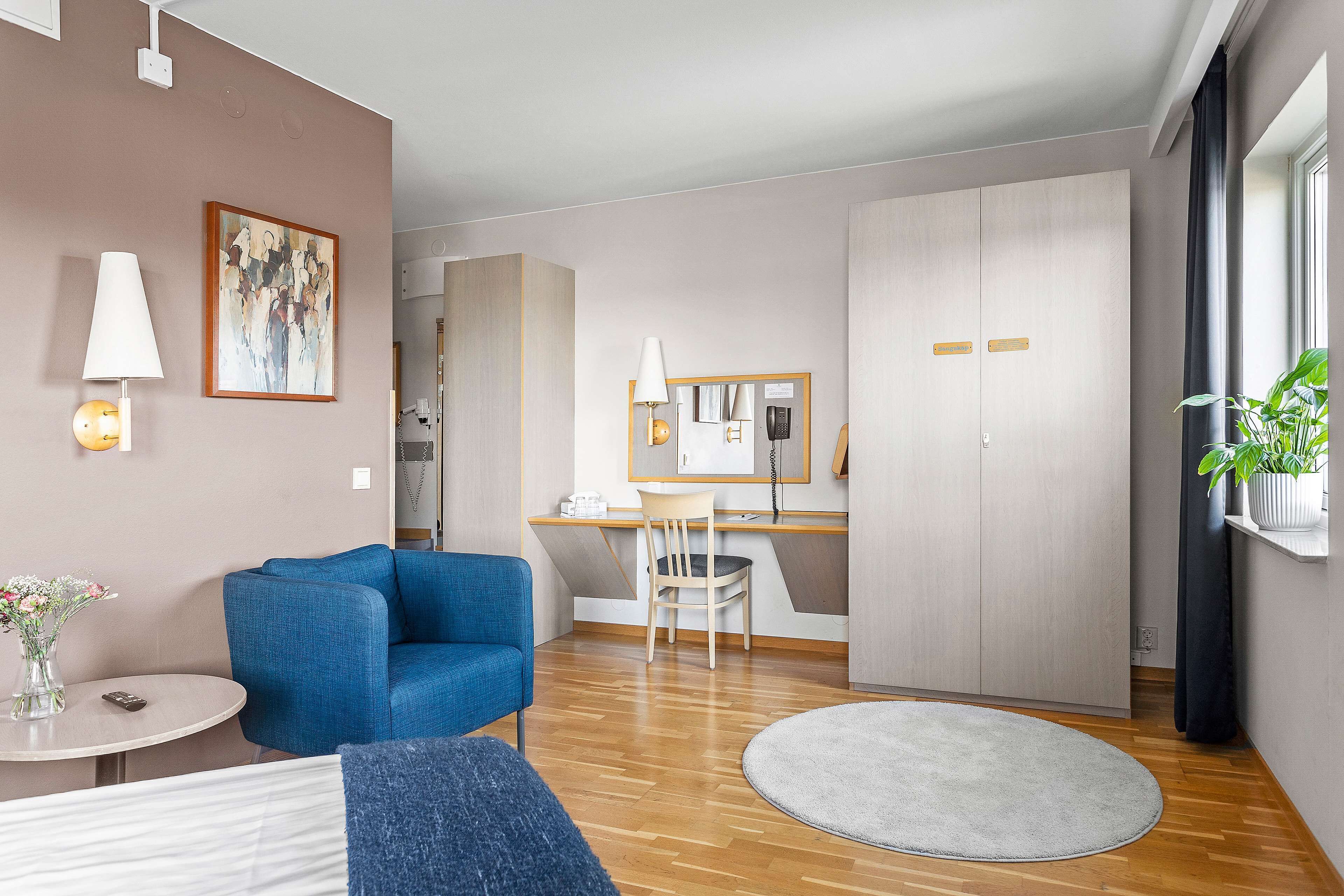 1 bedroom, pillow-top beds, individually decorated, desk