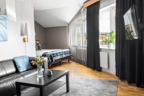 スタンダード ルーム キングベッド 1 台 禁煙 | 1 室のベッドルーム、ピロートップベッド、客室ごとに異なる装飾、デスク