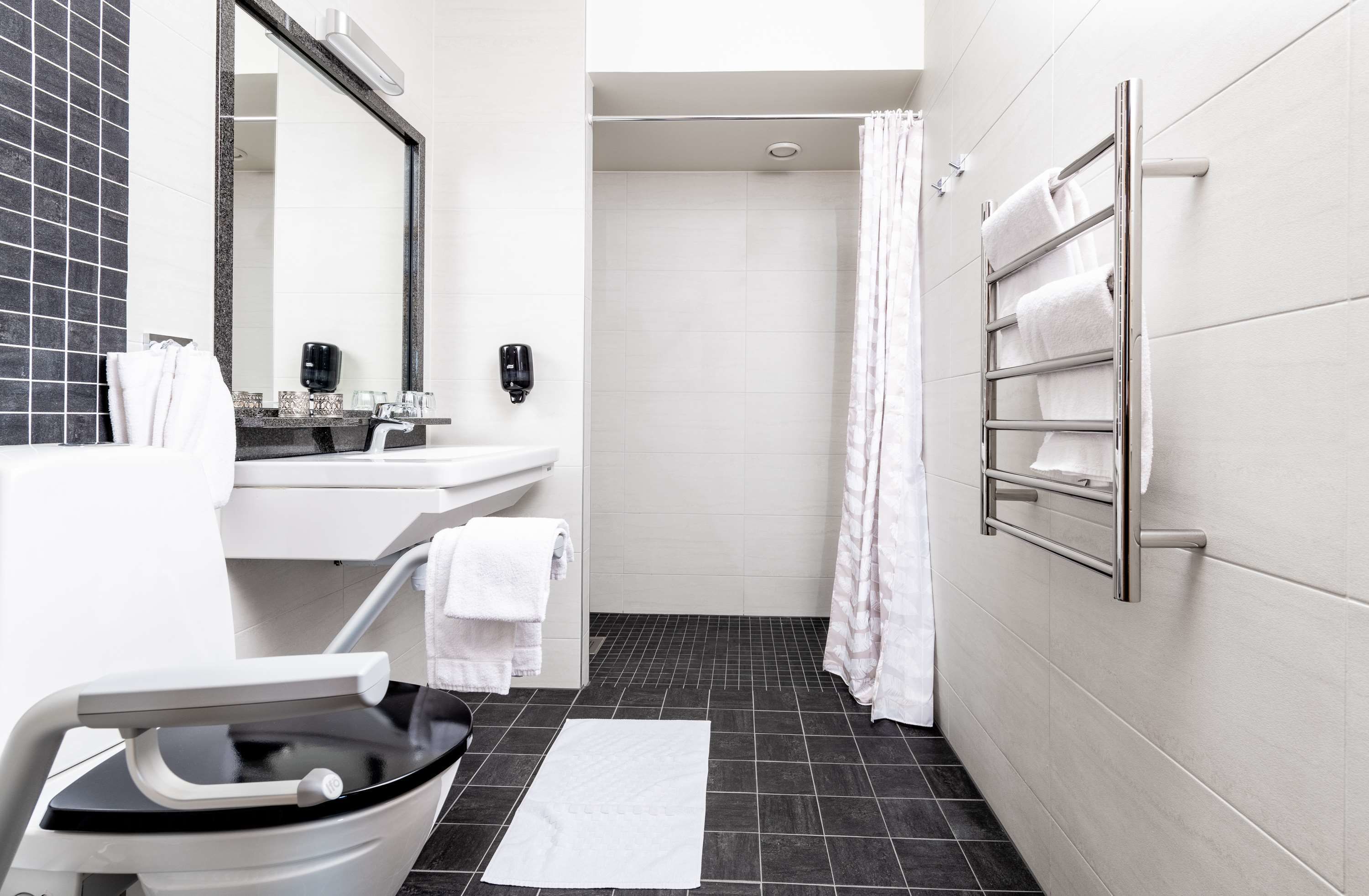 standard room, 1 king bed, non smoking | 1 bedroom, pillow-top beds, individually decorated, desk