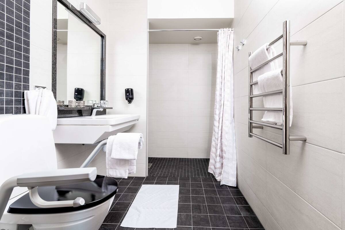 standard room, 1 king bed, non smoking | 1 bedroom, pillow-top beds, individually decorated, desk