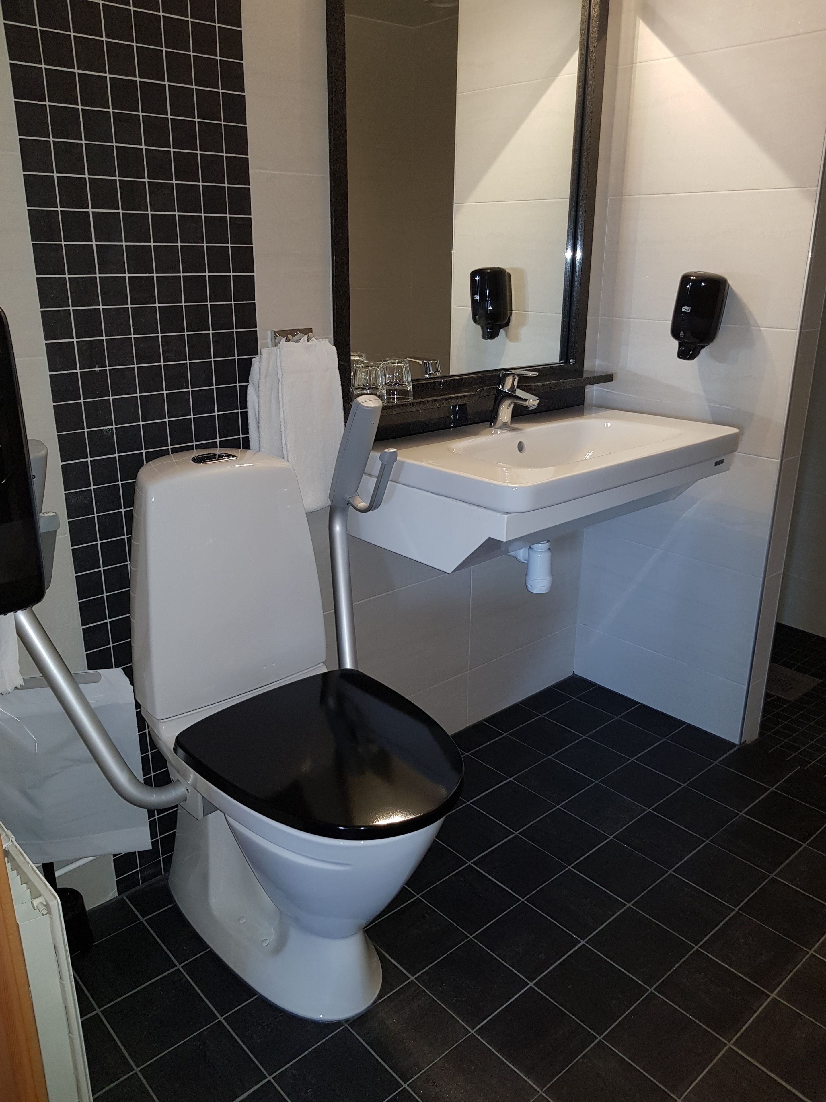 standard room, 1 king bed, non smoking | bathroom | shower, hair dryer, towels