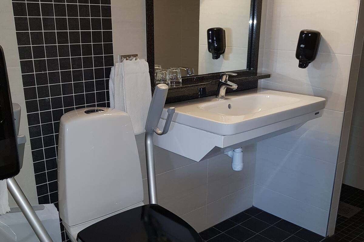 standard room, 1 king bed, non smoking | bathroom | shower, hair dryer, towels