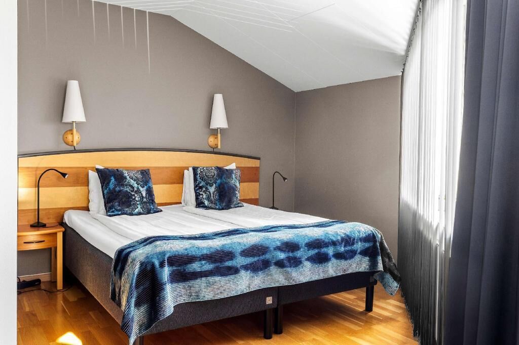 Pillow-top beds, individually decorated, desk, laptop workspace