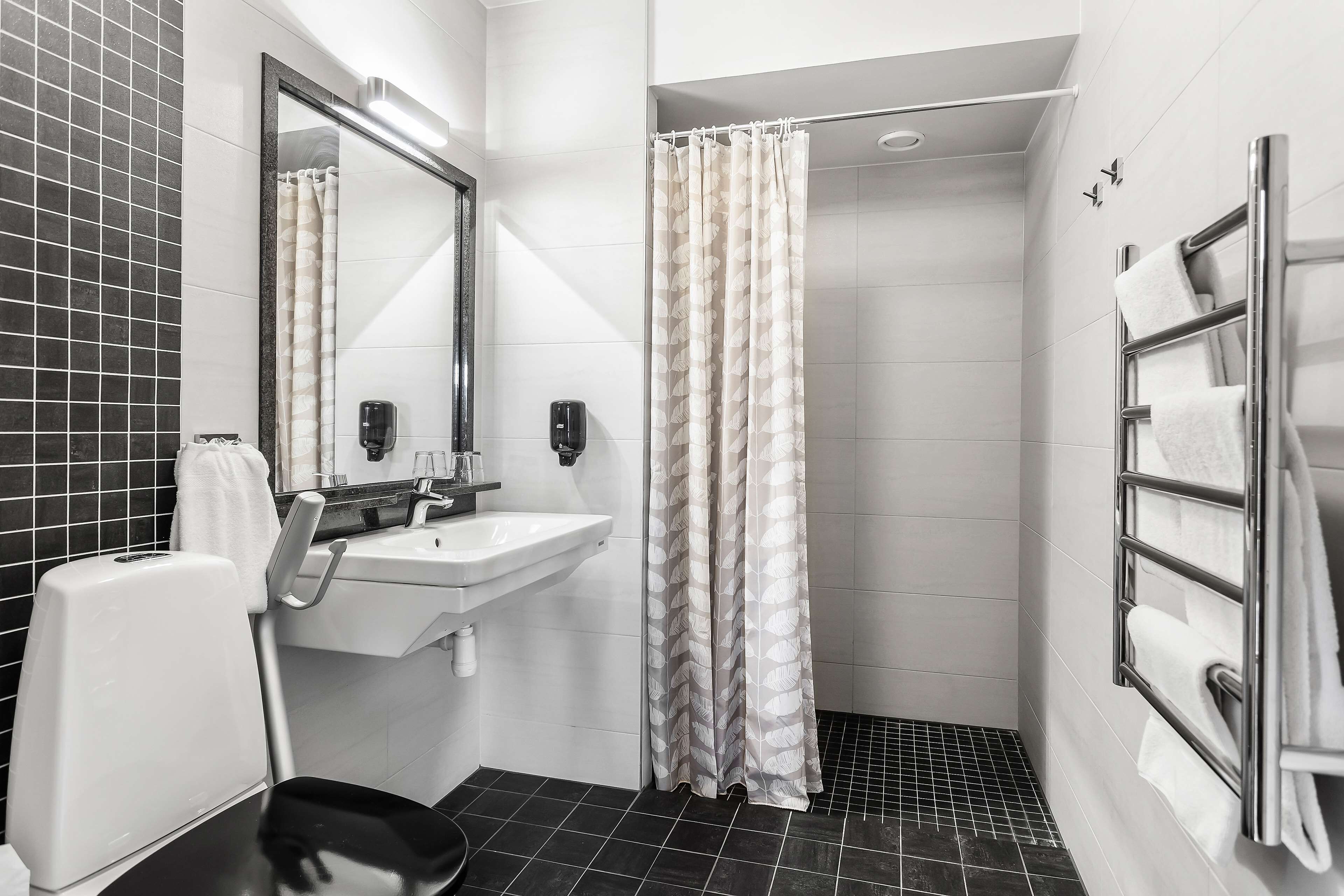 standard room, 1 king bed, non smoking | bathroom | shower, hair dryer, towels