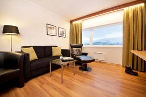 Family Room | Desk, free cribs/infant beds, rollaway beds, free WiFi