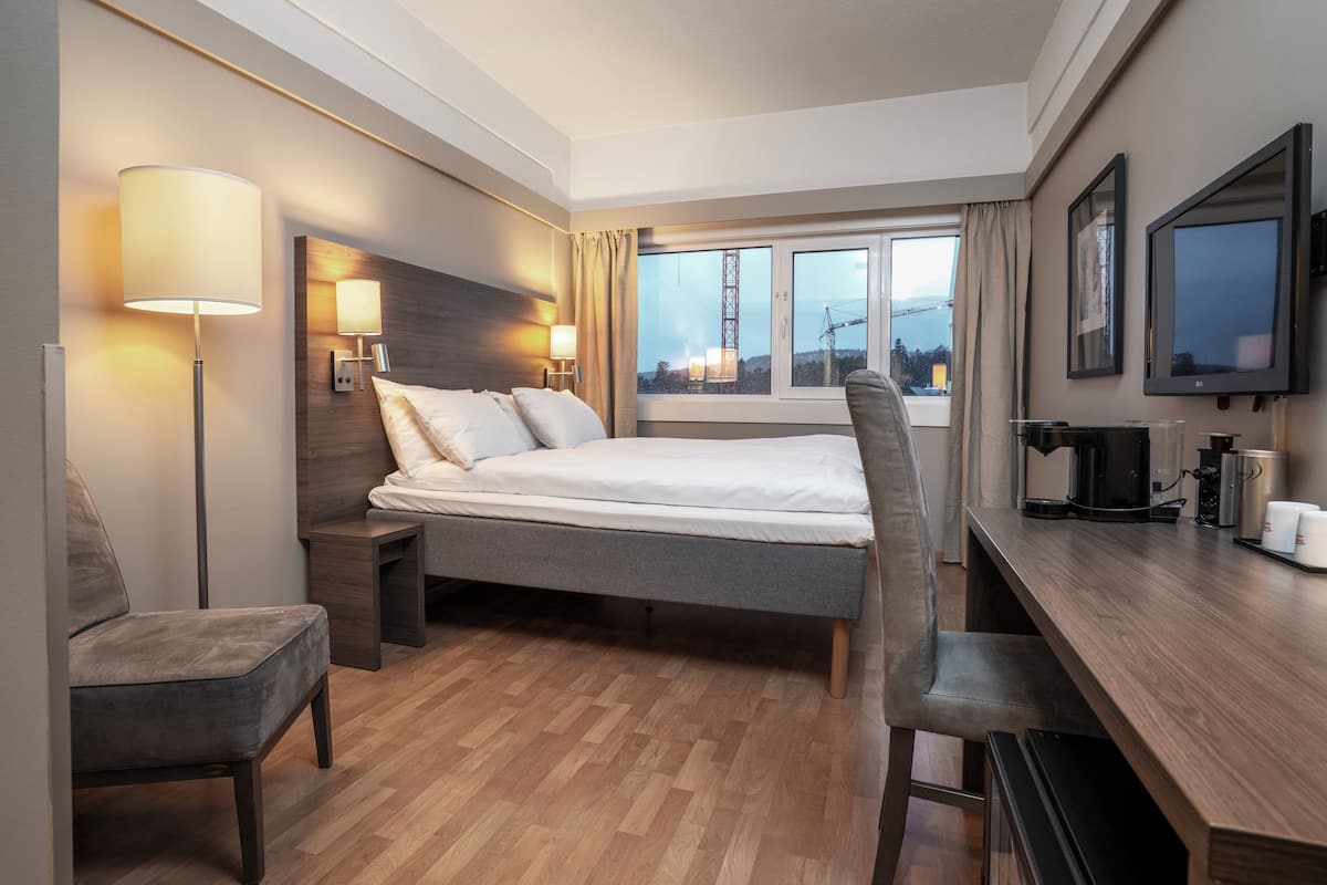 Dobbeltrom - standard | Pillow-top beds, desk, laptop workspace, blackout curtains