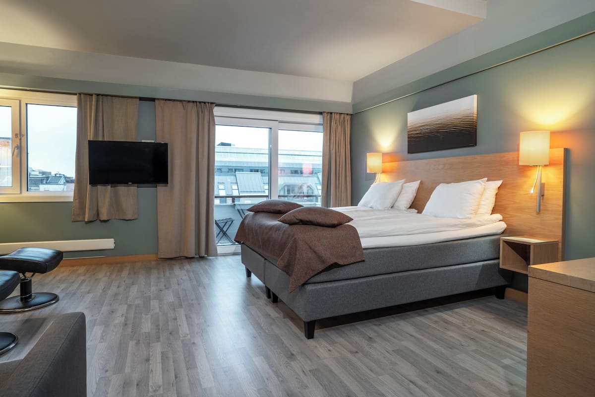 business room, non smoking | 1 bedroom, pillow-top beds, desk, laptop workspace