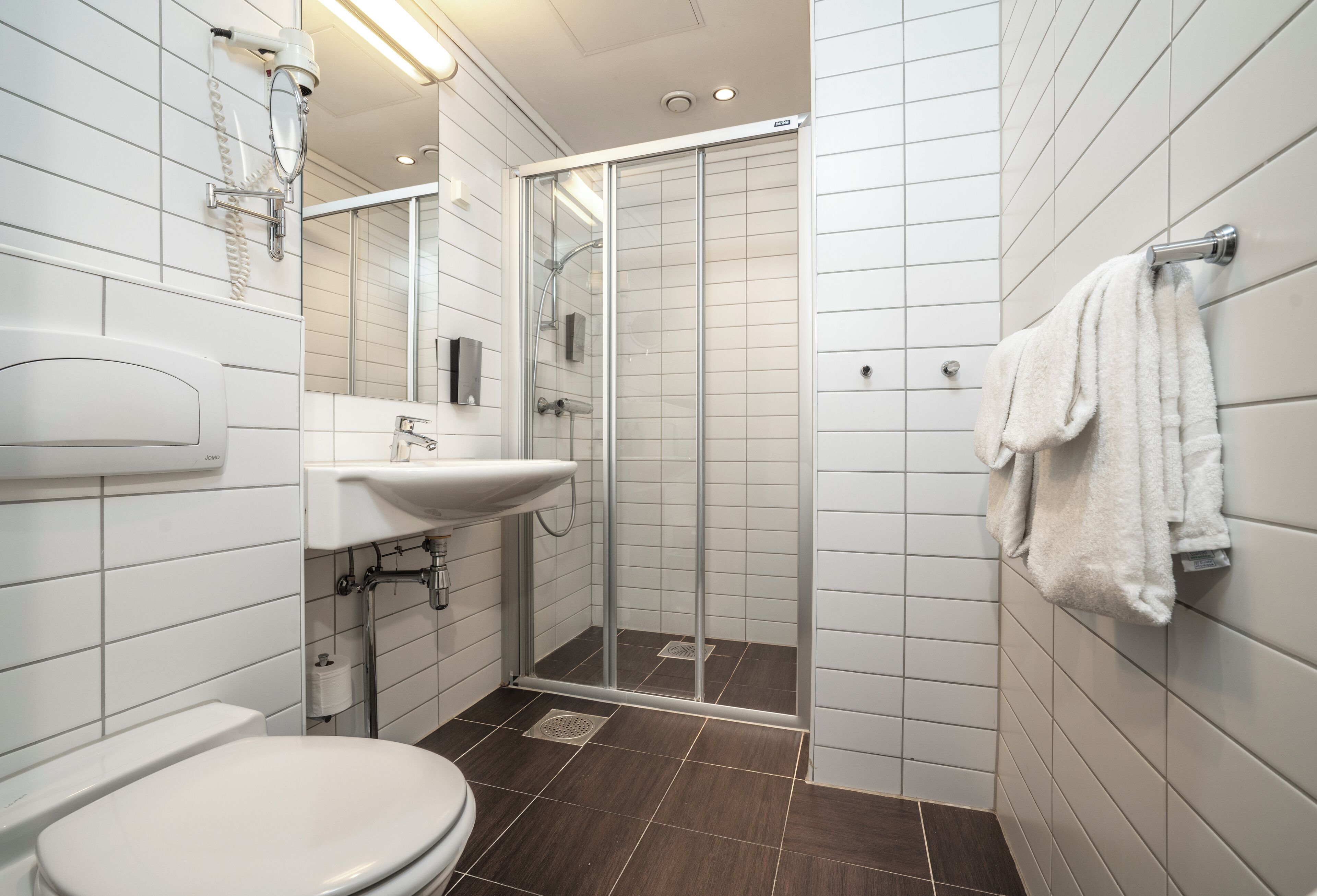 business room, non smoking | bathroom | hair dryer, towels, soap, shampoo