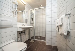 Sèche-cheveux, serviettes fournies, savon, shampoing