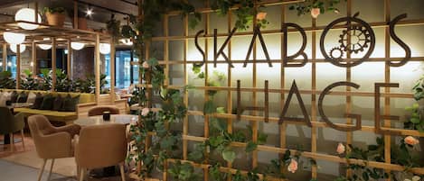 Breakfast and dinner served, local cuisine