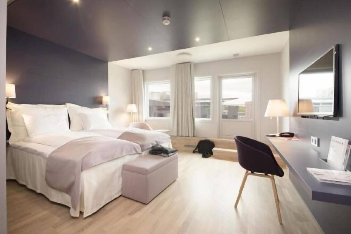 Minibar, escritorio, tabla de planchar con plancha y wifi gratis