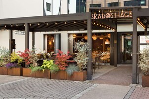 Der serveres morgenmad, aftensmad og lokale retter