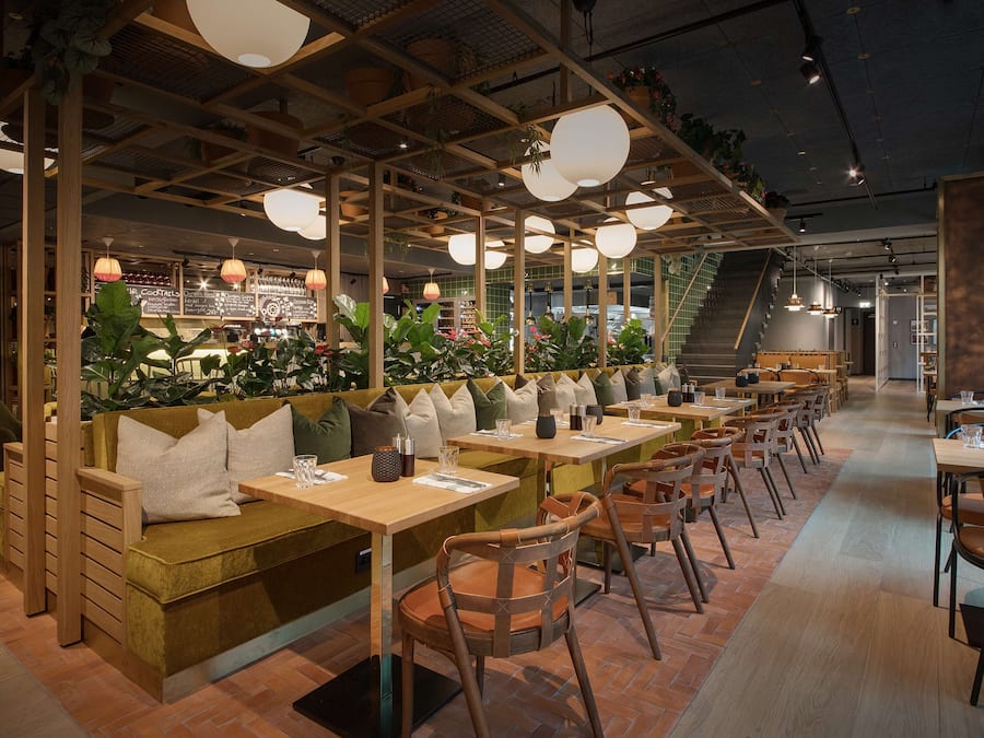 Frokost og middag serveres, lokale retter