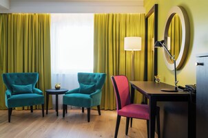 高级房, 无烟房 | 高档床上用品、加厚床垫、客房内保险箱、办公桌