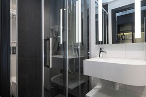 Shower, free toiletries, hair dryer, bathrobes - Thon Hotel Arendal (Arendal)