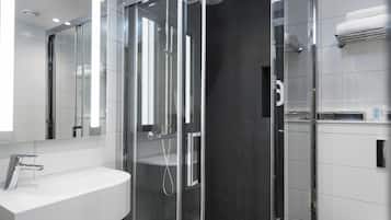 Dusj, toalettartikler (inkludert), hårføner og badekåper