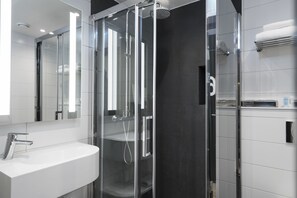 Shower, free toiletries, hair dryer, bathrobes - Thon Hotel Arendal (Arendal)