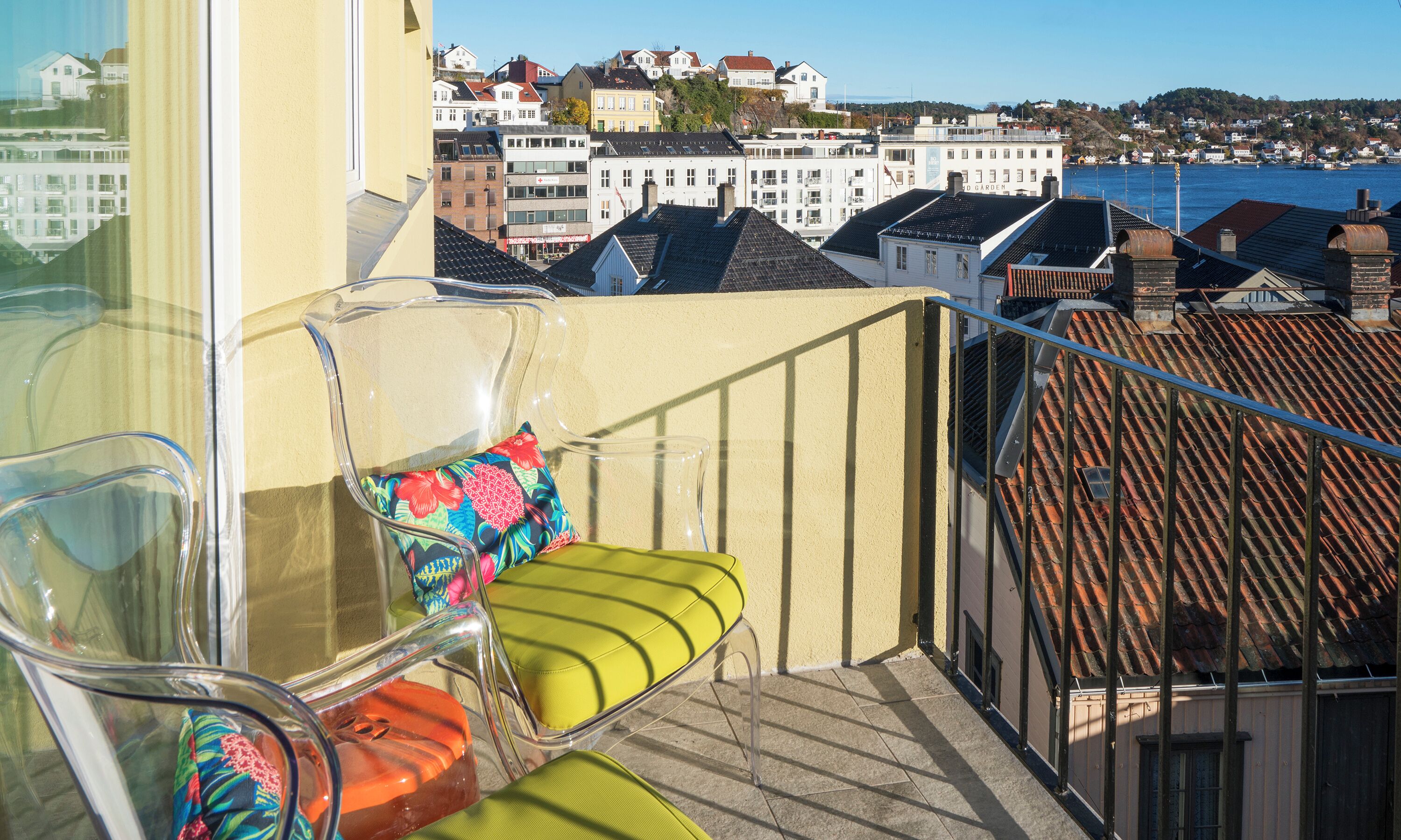 Un balcon offrant une vue dégagée sur la ville et la mer.