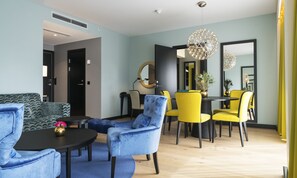 Business Room, Non Smoking | Premium bedding, pillow-top beds, in-room safe, desk