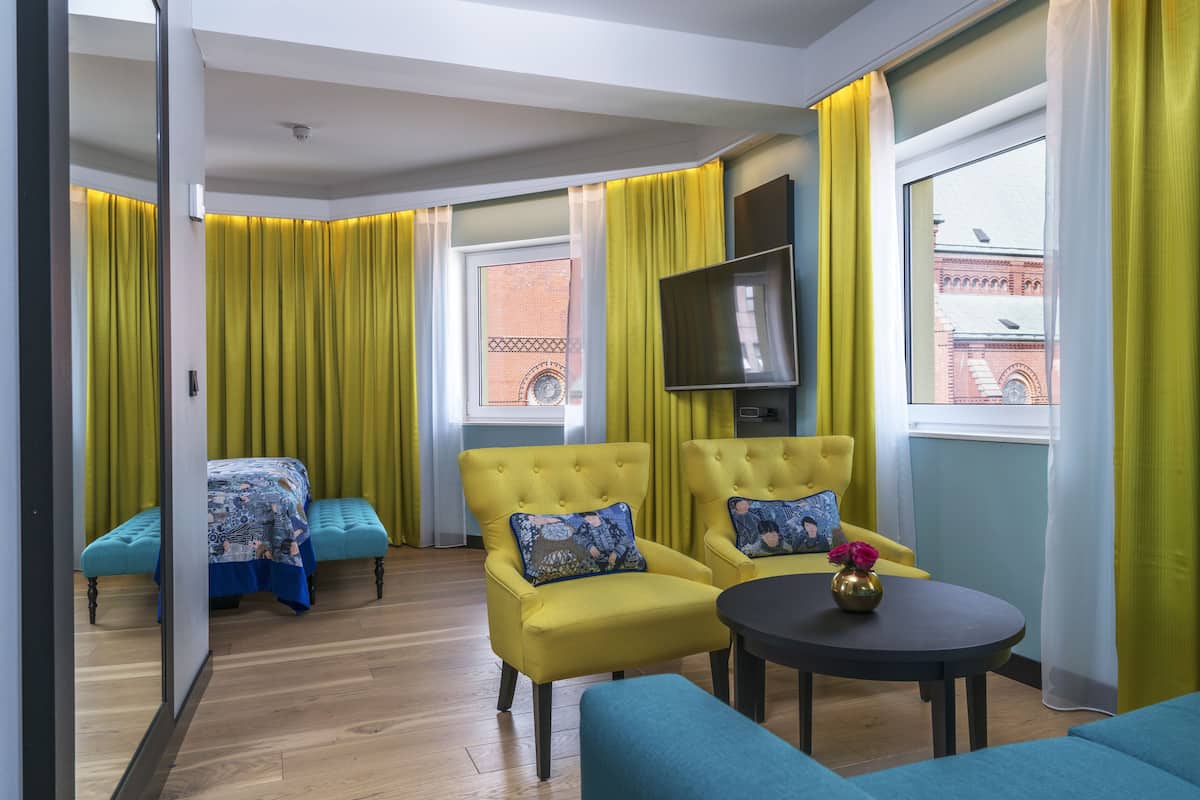 business room, non smoking | living area | smart tv, pay films