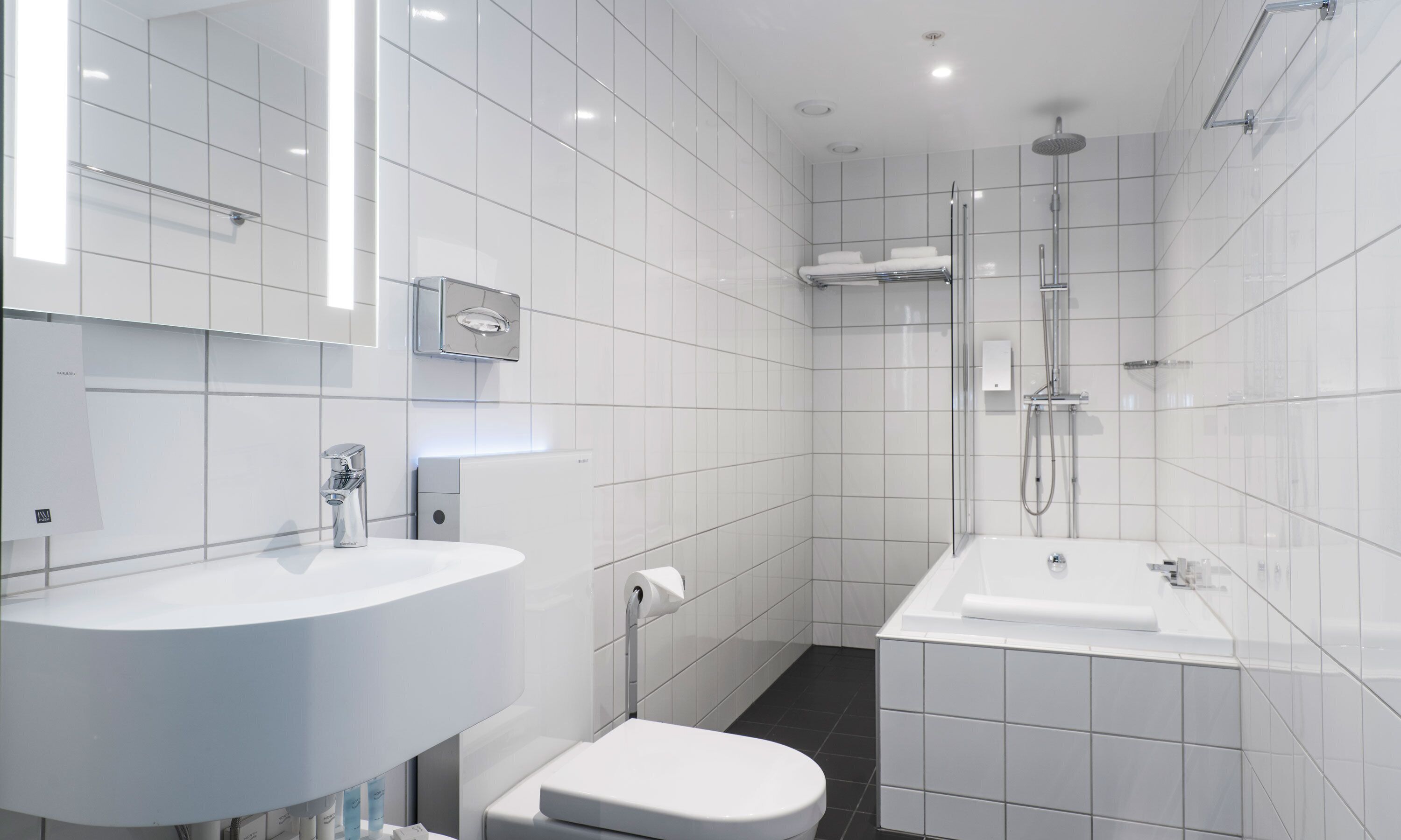 Dusche, kostenlose Toilettenartikel, Haartrockner, Bademäntel