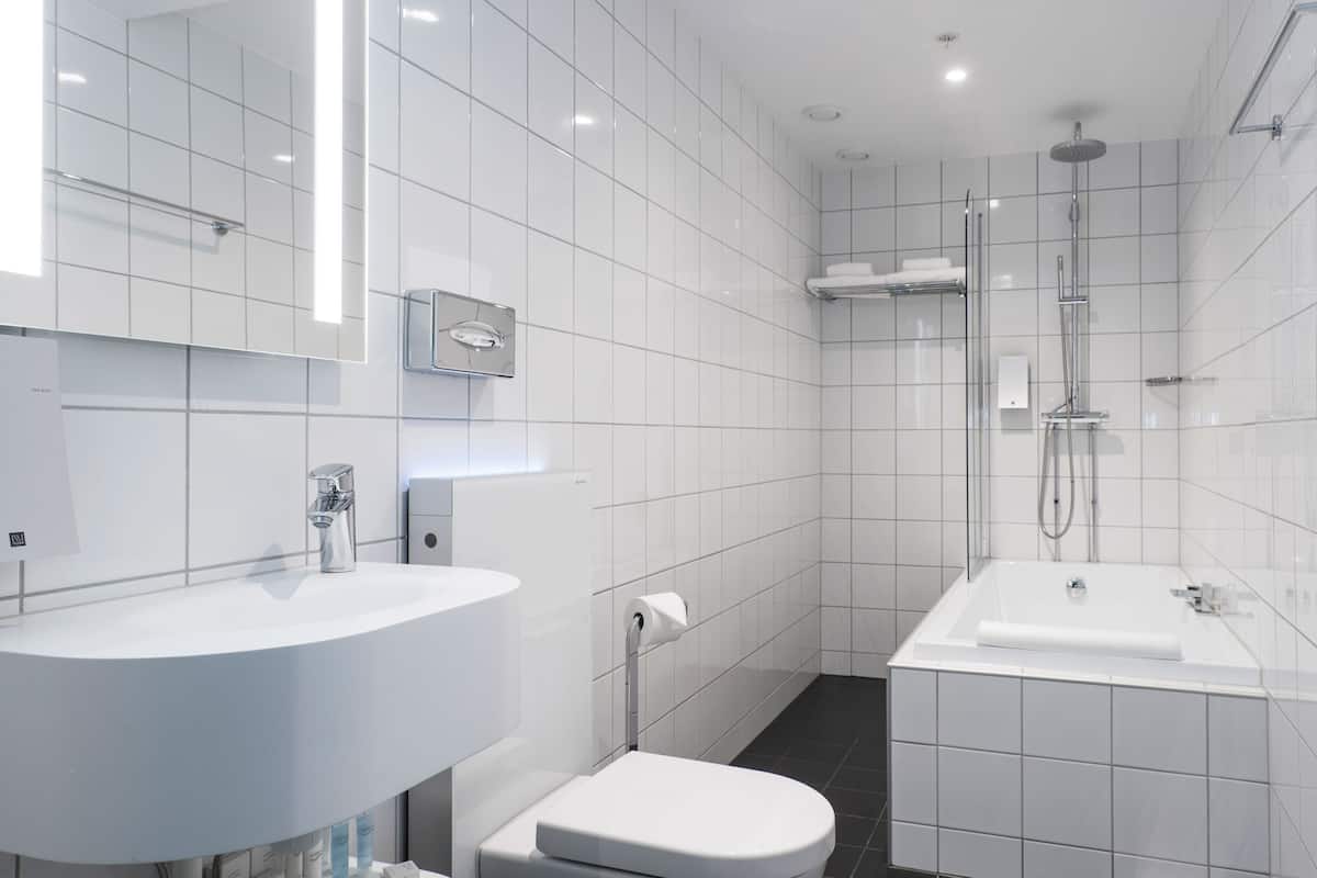 Ducha, artículos de higiene personal gratuitos y secador de pelo