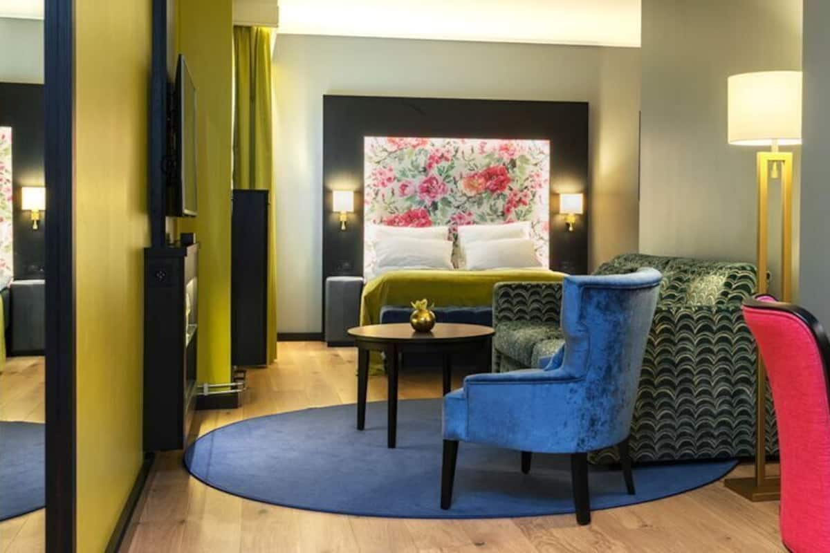 Business Room, Non Smoking | Premium bedding, pillow-top beds, in-room safe, desk