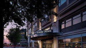A hotel entrance with a sign reading "SCANDIC CROWN" and a modern architectural design. - Scandic Crown (Gothenburg)