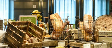 Desayuno buffet los fines de semana (SEK 229 por persona)