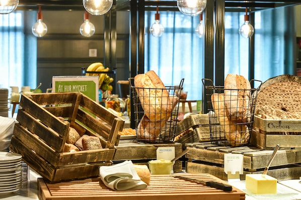 Petit déjeuner buffet (229 SEK par personne)