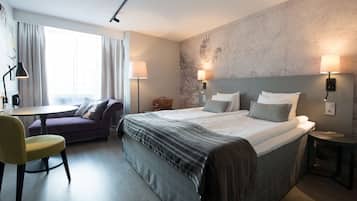 VÀrdeförvaringsskÄp pÄ rummet, skrivbord och strykjÀrn/strykbrÀda