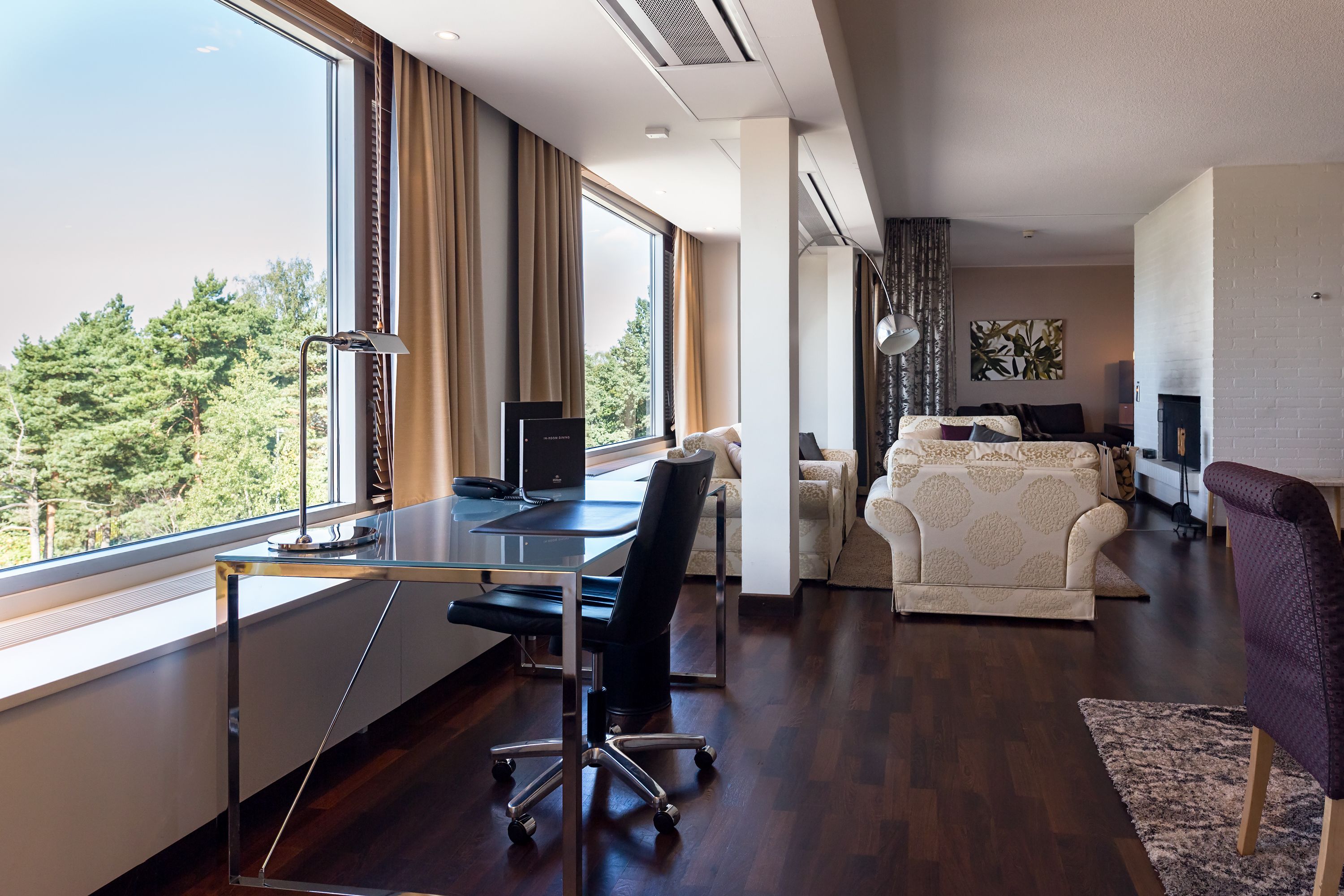 presidential suite, non smoking | living room | tv