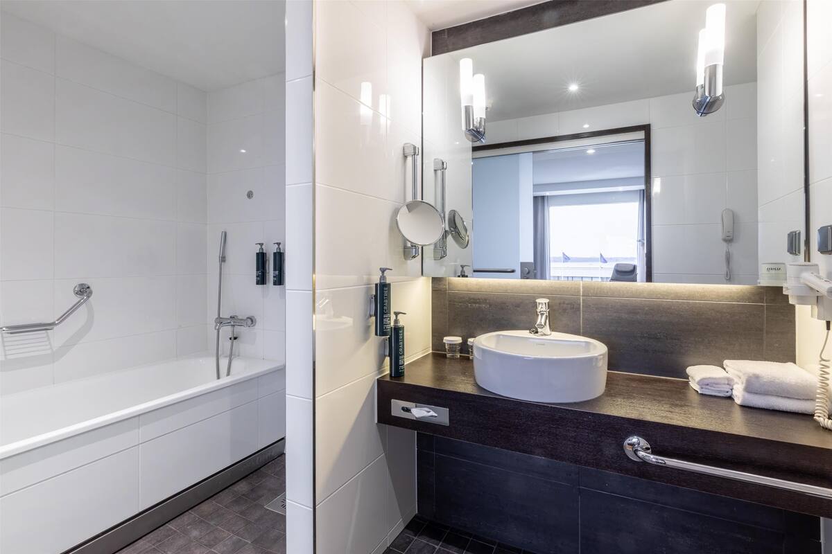 junior suite, 1 king bed | bathroom | shower, free toiletries, hair dryer, towels