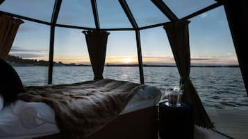 Deluxe kamer (w/ Iglux Experience) | Hypoallergeen beddengoed, een minibar, een kluis op de kamer, een bureau