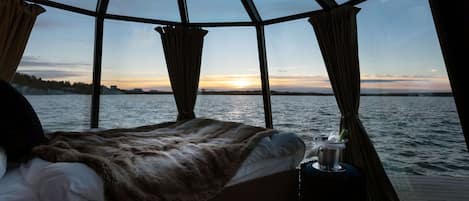 Deluxe Room (w/ Iglux Experience) | Hypo-allergenic bedding, minibar, in-room safe, desk