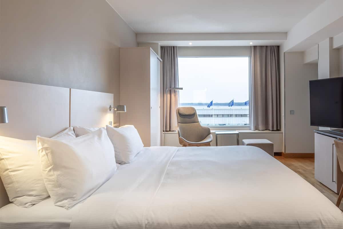 junior suite, 1 king bed | hypo-allergenic bedding, minibar, in-room safe, desk