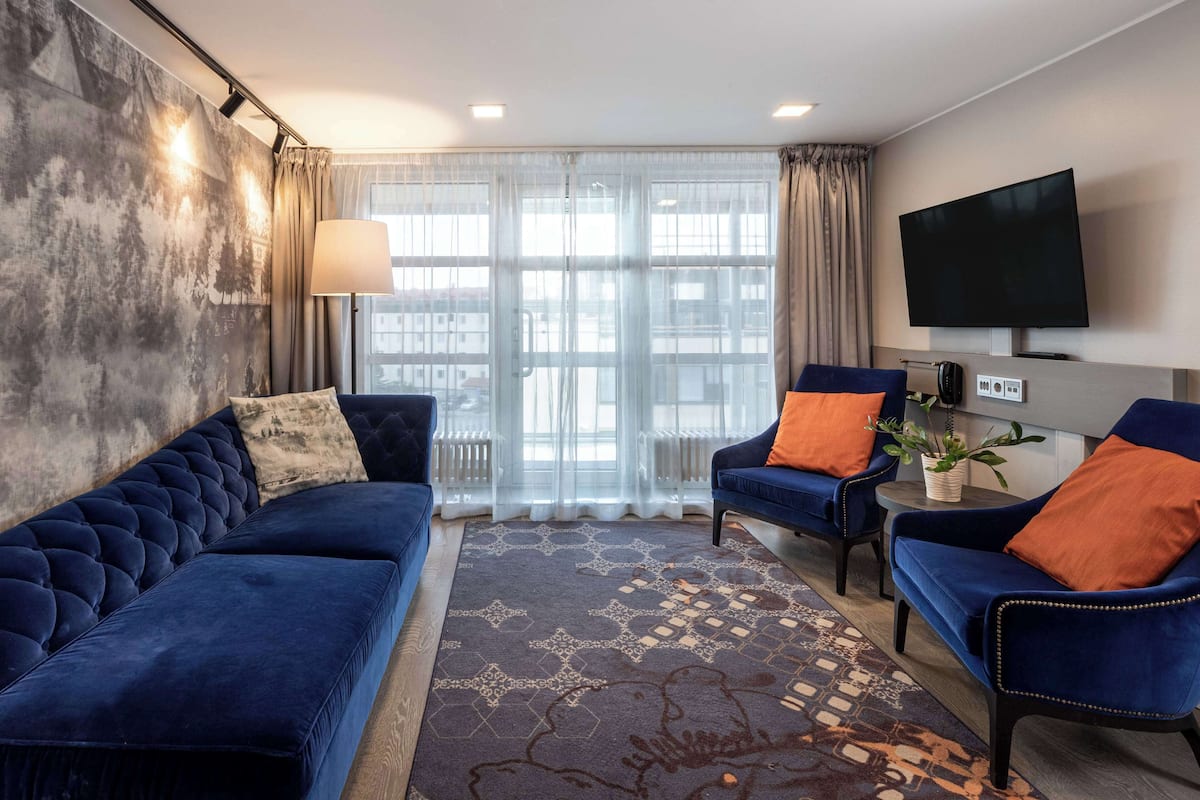 suite (master) | minibar, desk, blackout curtains, soundproofing