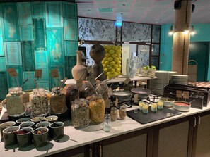 Free daily buffet breakfast 