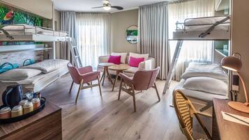 Junior-suite | Pengeskab på værelset, mørklægningsgardiner, strygejern/strygebræt