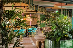 2 restaurants, breakfast served
