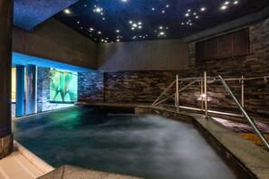 Indoor pool, outdoor pool, pool umbrellas, sun loungers - Quality Hotel The Reef (Frederikshavn)