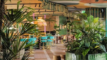 2 restaurantes, é servido café da manhã