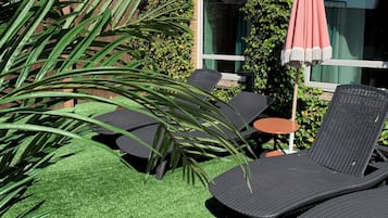 Innenpool, Außenpool, Sonnenschirme, Liegestühle